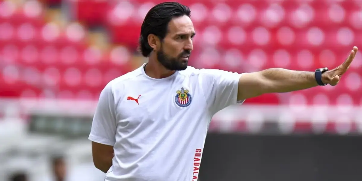Gerardo Espinoza ganó su primer partido y ahora trae un refuerzo para su cuerpo técnico | Foto: X @chivas