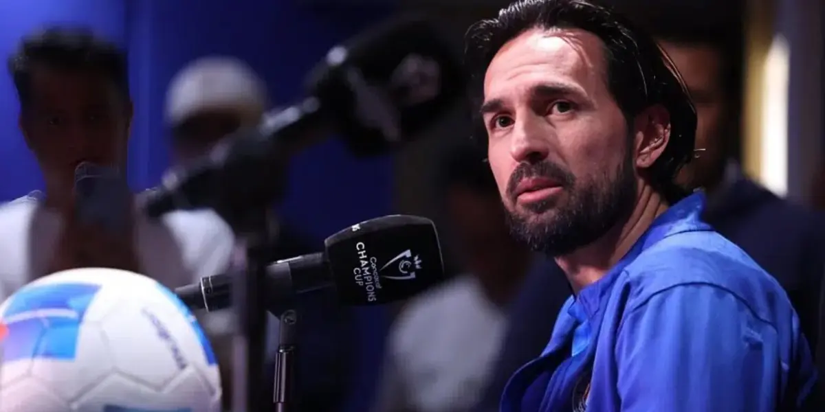 Gerardo Espinoza no convence a la afición rojiblanca y estás son las razones | Foto: X @chivas