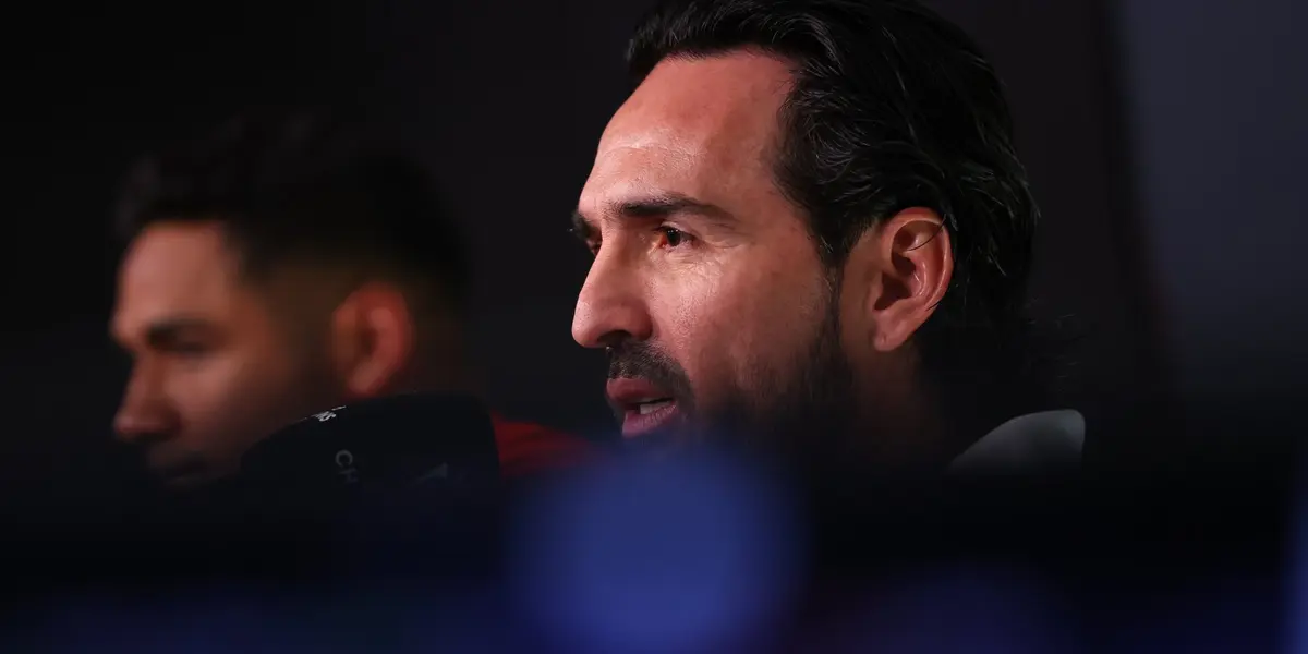 Gerardo Espinoza tendrá poco tiempo en Chivas para demostrar su valía como DT | Foto: X @chivas