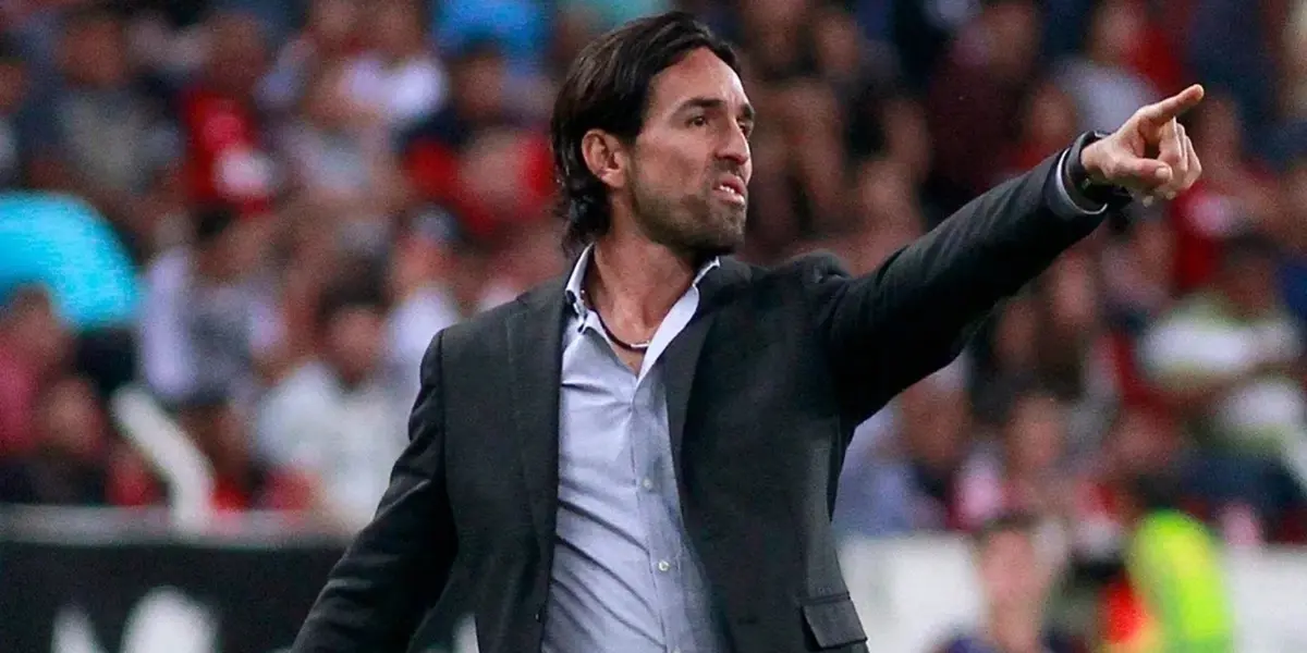 Gerardo Espinoza ya podría tener su tiempo contado dentro de Chivas | Foto: Debate