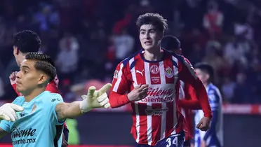 González celebrando, con Rangel al frente