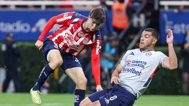 González vs Cruz Azul. Foto: Chivas