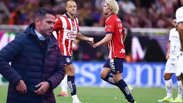 Gran gesto de Gago, el detalle del entrenador de Chivas con Chicharito en su debut