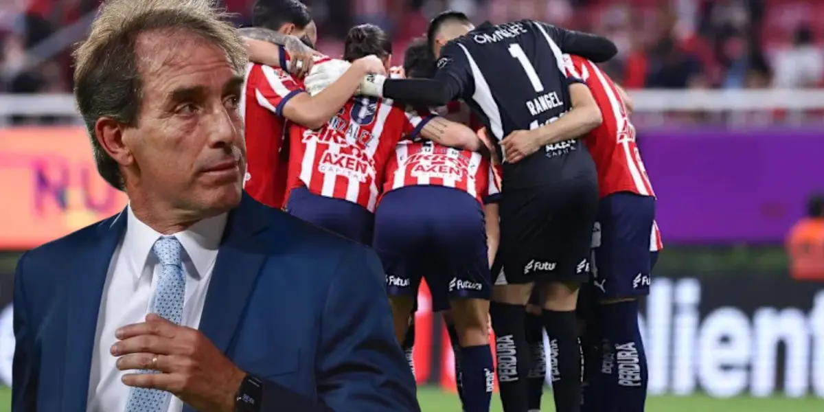 Guillermo Almada y jugadores de Chivas (Foto tomada de: MexSport)