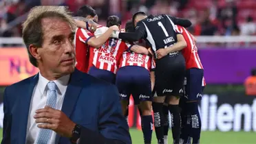 Guillermo Almada y jugadores de Chivas (Foto tomada de: MexSport)