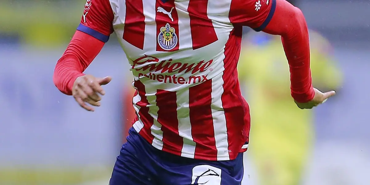 Ha sido uno de los jugadores que más ha sido cuestionado por la afición de las Chivas tras su bajo rendimiento futbolístico