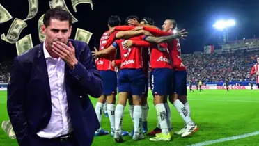 Hierro con dólares y jugadores de Chivas
