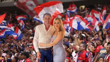 Hierro y esposa con la afición de Chivas
