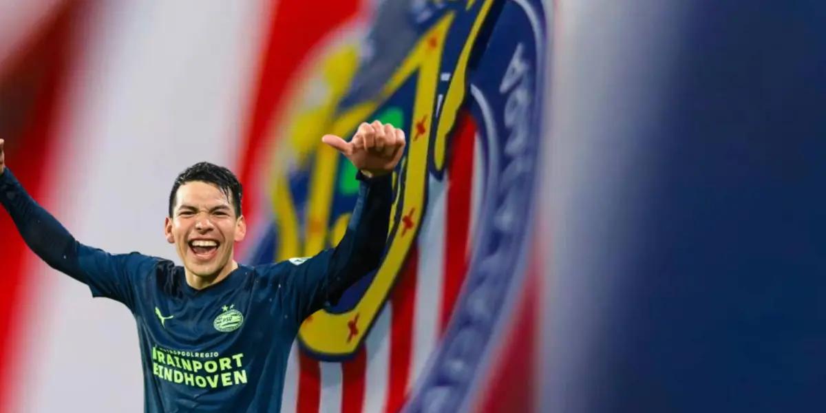 Hirving Lozano junto al escudo de Chivas / FOTO Mediotiempo