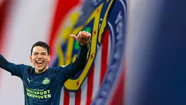 Hirving Lozano junto al escudo de Chivas / FOTO Mediotiempo