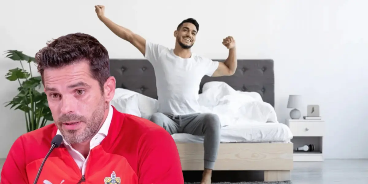 Hombre se despierta de la cama y estira sus brazos / El Gráfico