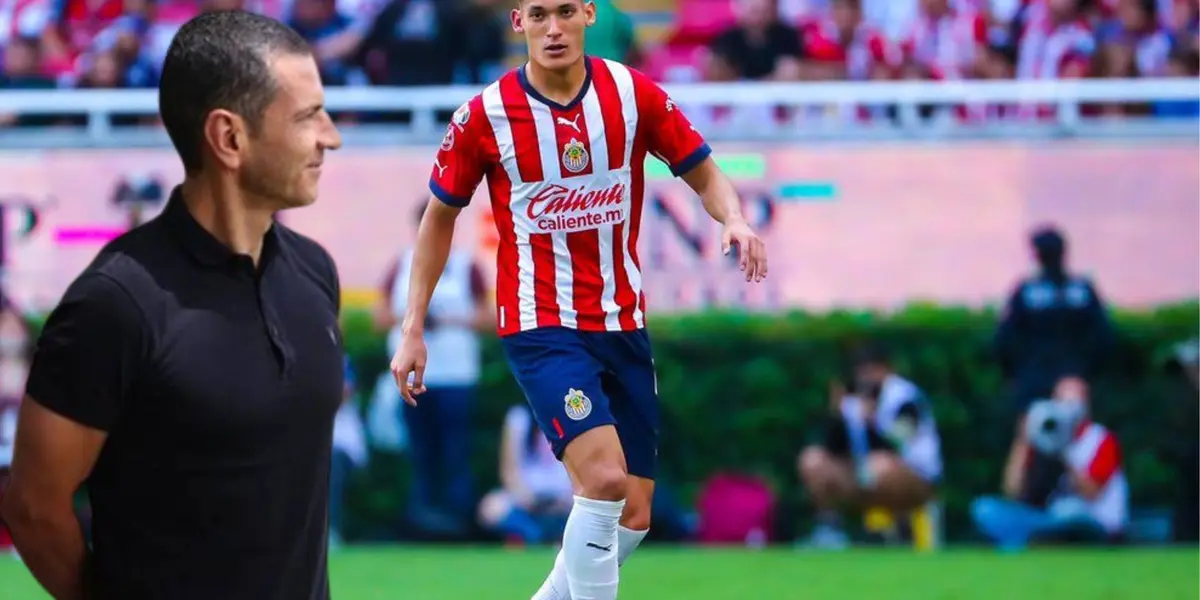 Jaime Lozano observando al Chiquete