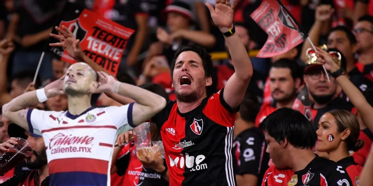 Javier Hernández junto a la afición de Atlas / FOTO X