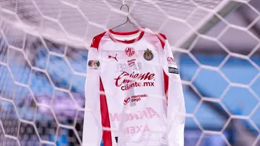 Jersey colgado en portería. Foto: Chivas