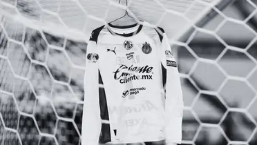 Jersey de Chivas en portería. Foto: Chivas