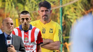 Jesús Bernal y Roberto Alvarado junto a Veljko Paunovic / FOTO X