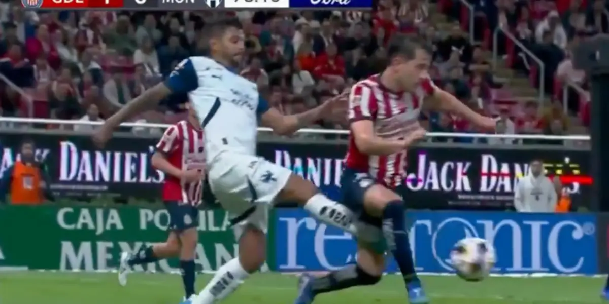 Jesús Manuel Corona impacta con la plancha al jugador de Chivas (Fuente: Telemundo)