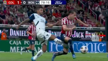 Jesús Manuel Corona impacta con la plancha al jugador de Chivas (Fuente: Telemundo)