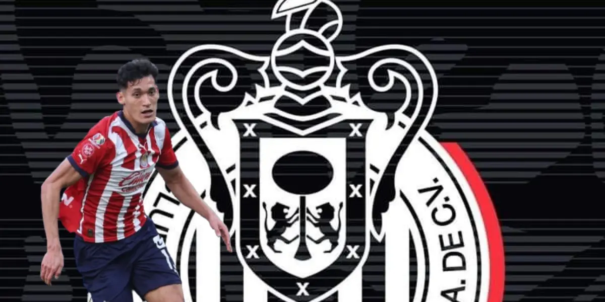 Jesús Orozco Chiquete junto al escudo de Chivas / FOTO GETTY IMAGES