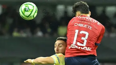 Jesús Orozco salta a cabecear ante la marca de Cáceres / Liga MX