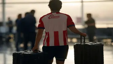 Jugador de Chivas en el aeropuerto / Foto: GROK