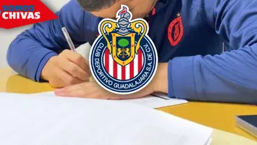 Jugador de Cruz Azul firmando contrato (Fuente: MEXSPORT)
