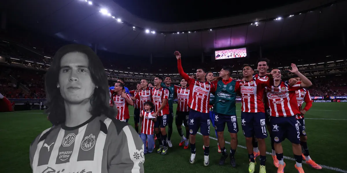 Jugadores celebrando de fondo, foto de Chivas, con Campillo al frente.