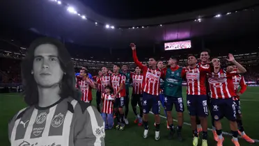 Jugadores celebrando de fondo, foto de Chivas, con Campillo al frente.