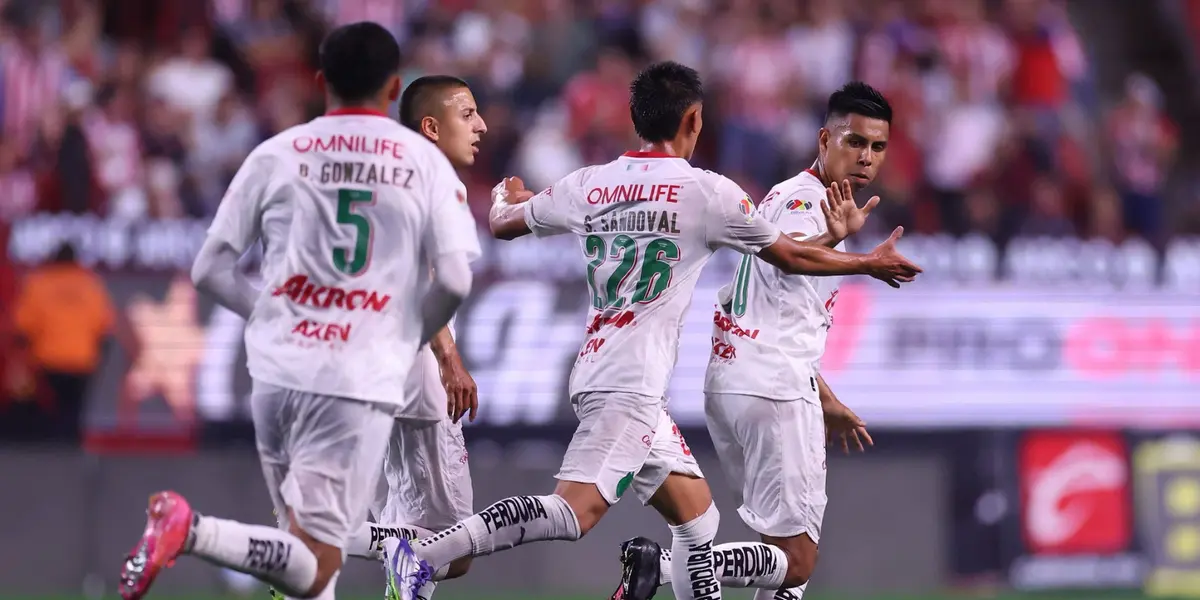 Jugadores celebrando. Foto: Chivas