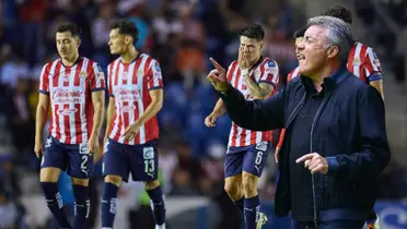 Jugadores Chivas y Domènec Torrent (Foto tomada de: MexSport)