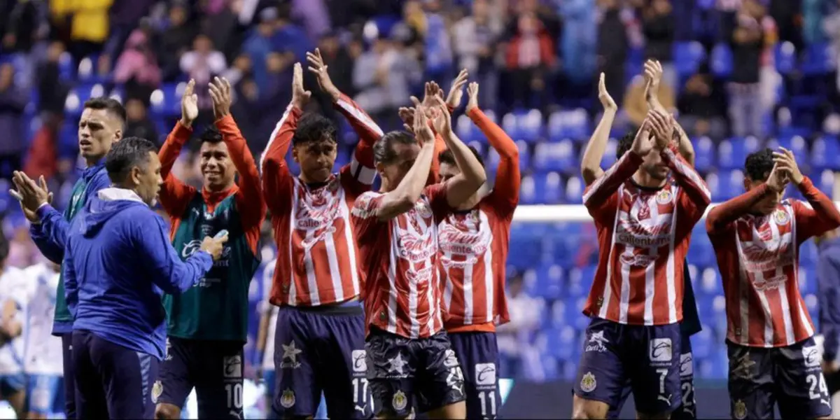 Jugadores dando garcias a la afición. Foto: Chivas