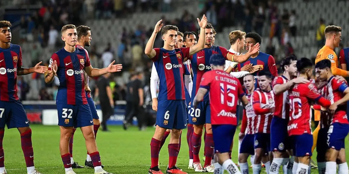 Jugadores de Barca y jugadores de Chivas celebrando