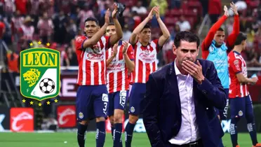 Jugadores de Chivas agradeciendo, Hierro y el logo de León