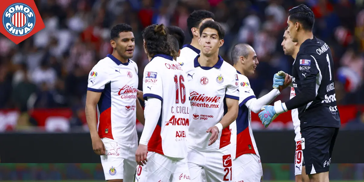 Jugadores de Chivas ante Atlas (Fuente: MEXSPORT)