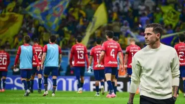 Jugadores de Chivas cabizbajos y Gago