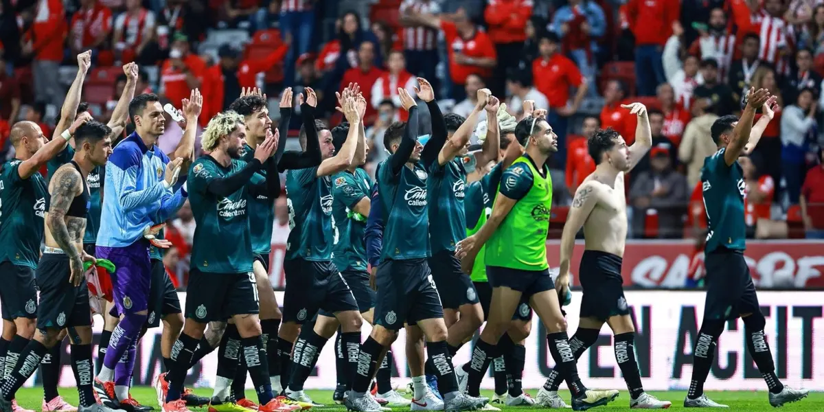 Jugadores de Chivas celebrando el pase a semis