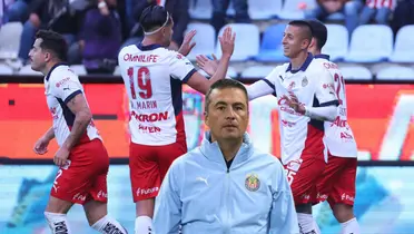 Jugadores de Chivas celebrando y Arturo Ortega