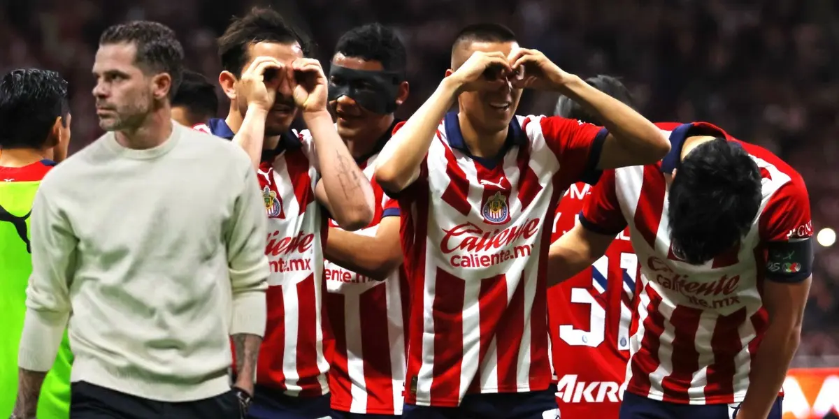Jugadores de Chivas celebrando y Gago