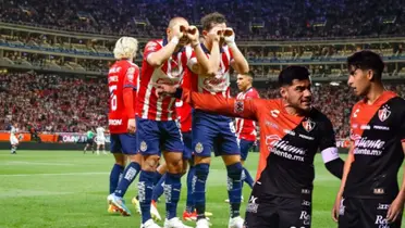 Jugadores de Chivas celebrando y los de Atlas molestos 