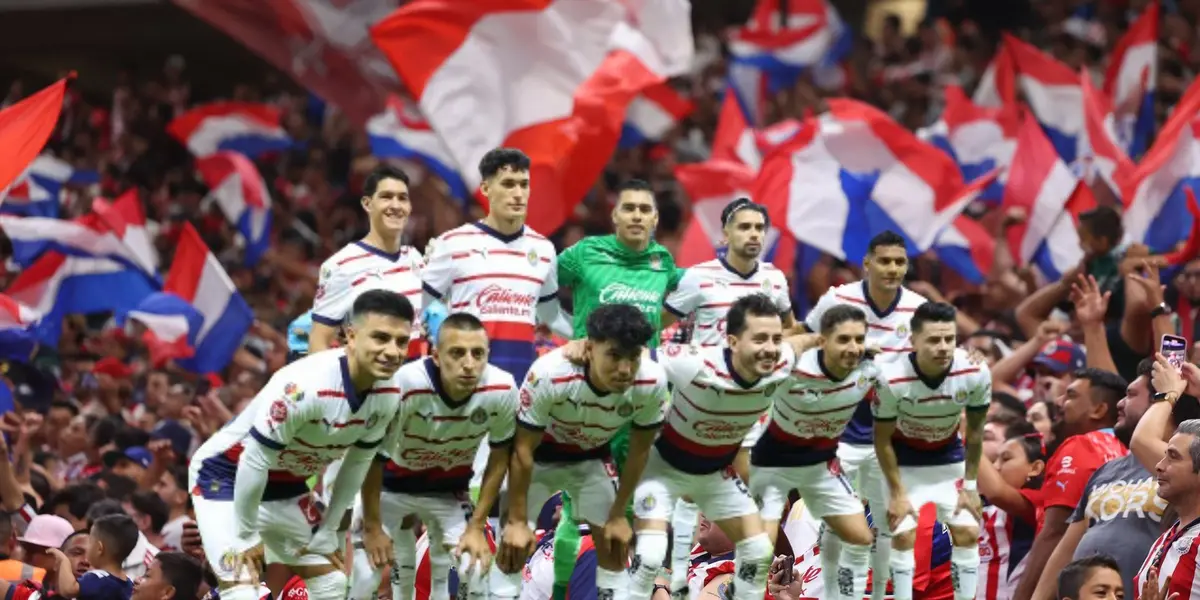 Jugadores de Chivas con la afición rojiblanca