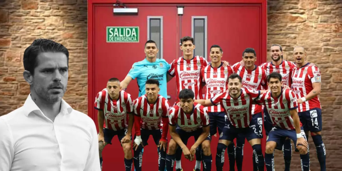 Jugadores de Chivas en la puerta de salida con Gago