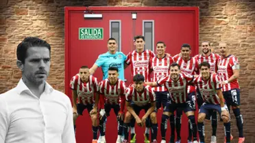 Jugadores de Chivas en la puerta de salida con Gago