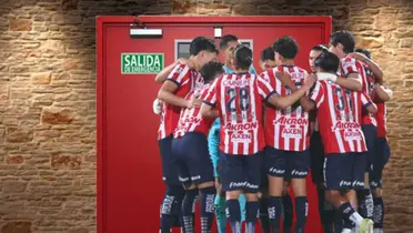 Jugadores de Chivas en la puerta de salida/FOTO: X Goles y Cifras