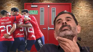 Jugadores de Chivas en la puerta de salida y Hierro