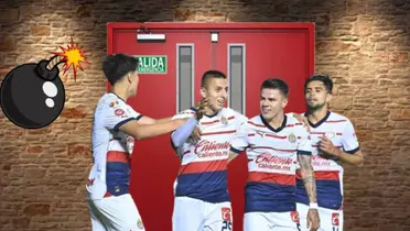 Jugadores de Chivas en la puerta de salida y su bombazo