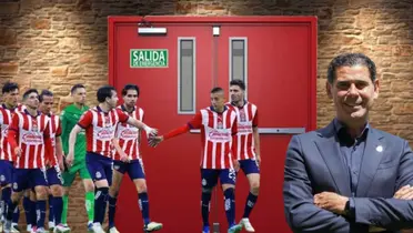 Jugadores de Chivas en la puerta y Hierro