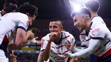 Jugadores de Chivas festejando el gol del Piojo Alvarado