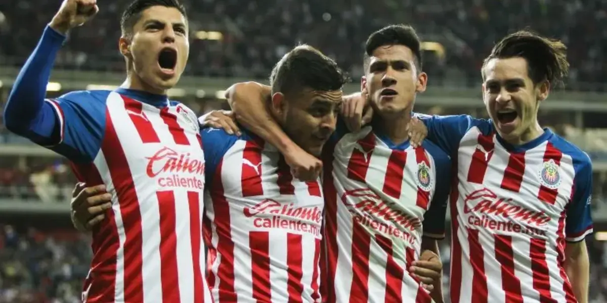 Jugadores de Chivas festejando uno de sus goles