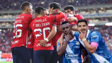Jugadores de Chivas festejando y jugadores de Puebla