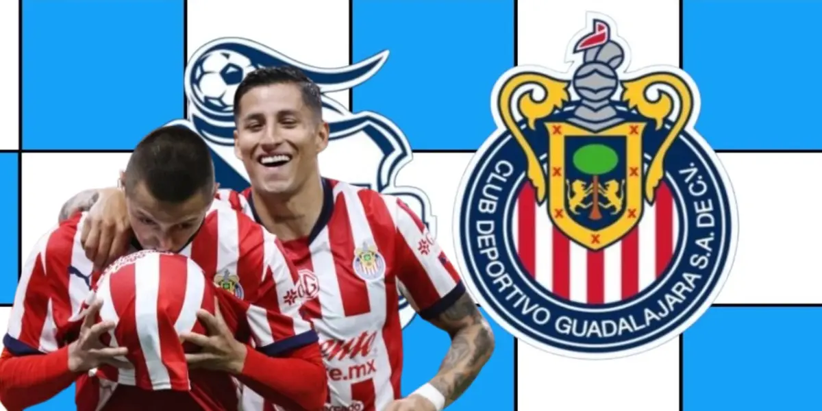 Jugadores de Chivas junto al escudo del Club Puebla y Chivas / FOTO RÉCORD